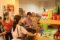 研考會來馬考核旅遊業者英語服務情形,北海坑道的搖櫓人員也秀出熱忱與實力待客。(圖/文:邱竟瑋)