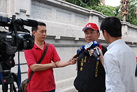 　馬祖鄉親823走上凱達格蘭大道要求還我土地，吸引不少電子媒體採訪，自救會總召王國棟也在抗議現場旁接受記者的訪問，表達馬祖人的訴求。（圖／文：劉秋月）