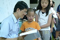 作家林世仁用心引領地方小朋友發掘詩的韻味。(圖:馬祖芙蓉海畫會提供)