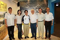美國夏威夷大學觀光學院前院長Chuck Gee參訪馬祖故事館。(圖:曹以鋒提供)