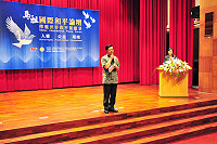 　馬祖國際和平論壇盛大開幕，縣長楊綏生在開幕典禮上特別向全場來賓宣讀總統賀電，祝賀馬祖此次大型國際會議順利圓滿成功，贏得全場來賓熱情掌聲回報。（圖／文：曹重偉）