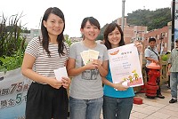 來自台灣的女大學生們在山隴街頭發放福音詩歌活動宣傳單,對馬祖小孩的第一印象:活潑、直接且善良。(圖/文:邱竟瑋)