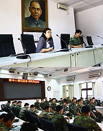 黃媽媽勉軍官要以同理心帶兵,軍官認真聆聽黃媽媽暢談推動軍中人權的歷程與心得。(圖/文:李冠皇)