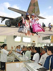 颱風逼近,南竿旅客眾多,國防部應地方請求,以軍機輸運旅客。(圖/文:邱竟瑋)