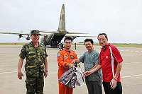 颱風逼近,中央災害應變中心協助馬祖以軍機輸運滯留旅客,縣長楊綏生與立法委員曹爾忠、馬防部指揮官任季男等人前往機場,感謝飛行員與相關單位的辛勞。(圖:連江縣政府提供)