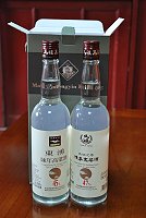 　馬祖酒廠為一百年的中秋節設計專屬配售酒禮盒，內裝東湧陳高及元尊陳高各一，是目前市面最夯產品，配售期間從九月二日至十月三日，送禮自用均適合，鄉親把握機會。（圖／文：劉秋月） 