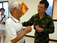 　即將告別東引的「老莫」指揮官，殷切叮嚀榮民伯伯要好好照顧自己。（圖／文：陳其敏）