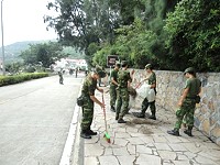 馬支部馬祖南竿聯保廠協助鐵板村周邊道路環境清理情形。(圖/文:黃章強)