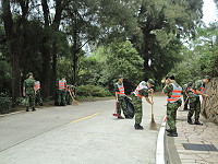 馬支部馬祖補給庫官兵協助颱風後道路清理。(圖/文:黃永恆)