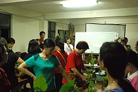 牛角社區昨晚舉辦組合盆栽與花藝研習會,連江縣社造中心也共同參與。(圖/文:邱竟瑋)