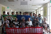 輔英科技大學志工隊最後一站前往大同之家,帶領老人簡單運動、話家常,場面溫馨歡樂。(圖/文:劉秋月)