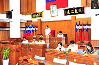 　連江縣議會第五屆第四次臨時大會昨天開議，議長陳貴忠及出席議員完成報到並召開預備會議。（圖／文：曹重偉）
