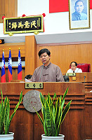 　連江縣議會第五屆第四次臨時大會進行專案報告議程，請縣長楊綏生就「馬祖地區土地問題應否循修（立）法方向解決」做專案報告。（圖／文：曹重偉）