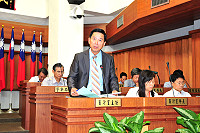 　審計部台灣省基隆市審計室主任張錦堂來馬進行九十九年度總決算暨附屬單位決算審核報告，並仔細答覆議員提問。（圖／文：曹重偉） 