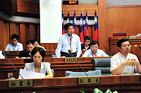 　縣議會臨時大會進行酒廠政策面及營運面專案報告，董事長許明材首次進議場列席說明。（圖／文：曹重偉）