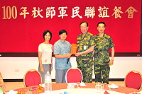 　縣長楊綏生率各界秋節致敬團向防區官兵致敬，並致贈各部隊加菜金，由指揮官任季男代表接受。（圖／文：曹重偉）