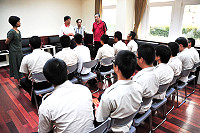 　中秋連假到來，縣長楊綏生、立委曹爾忠特別接見在地服役的子弟兵們，逐一親切問候並關心他們的服役情形及家庭狀況。（圖／文：曹重偉） 