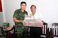 東引指揮官賀將軍,親自拜訪榮民前輩,致贈水果禮盒以表秋節慰問之意。(圖/文:李冠皇)