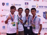 　代表我國參加2011年第14屆世界警察消防運動會的林妤倫（左一）射擊項目奪2金。（圖：林妤倫提供）