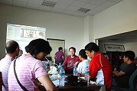 用影像說社區故事。連江縣社區營造中心前天請到專業導演,帶領多位社區居民學習拍攝影片,利用編輯軟體做成簡單的影片。(圖/文:邱竟瑋)