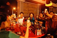 中秋佳節,馬祖鄉親暢飲啤酒,同享歡樂。(圖/文:邱竟瑋)