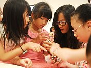 　「大手牽小手」拼圖活動，吸引近百位親子到場參加。（圖／文：陳其敏）