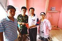 東湧社區發展協會理事長張永江、理事林德建(左)前往軍醫院探視,為住院官兵帶來民間社區的關懷與鼓勵。(圖:東湧社區發展協會提供)