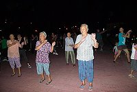 擺脫「三高」,男女老幼齊聚復興村大跳健康操。(圖:復興村社區關懷據點提供)
