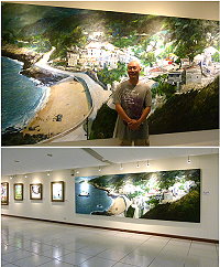 曹楷智在最大幅芹壁畫作前及國父紀念館德銘藝廊展出空間。(圖:馬祖芙蓉海畫會提供)