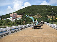勝利水庫壩頂溢流口加高施工,封閉半線車道,約半個月可完工。(圖:京慶營造提供)