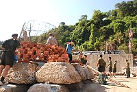 　2011鐵板燒塔節，軍民協力聚「磚」成塔。（圖／文：邱竟瑋）