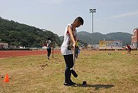 連江縣100年打造運動樂活島-木球親子育樂營昨天登場,學子們小心瞄準,想要進洞得分。(圖/文:邱竟瑋)
