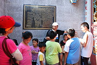 　全國古蹟日活動昨天鐵板登場，共分三組走訪鐵板不同路線，認識在地文化資產。（圖／文：劉秋月）