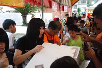 鐵板燒塔節,鄉親與旅客在園遊會享受美食。(圖:曹以鋒)