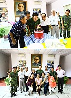 指揮官賀將軍與東引鄉民共同為東引指揮部慶生,並合照留念。(圖/文:彭家慶)