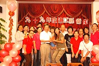 連江縣衛生局舉辦99年度績優志工團隊表揚大會,績優志工獲頒獎座與獎金。(圖/文:邱竟瑋)