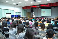 　民政局辦理100年度兒童及少年性交易防制宣導，昨天邀請財團法人張老師基金會講師傅嘉祺，分別前往中正及介壽國中，為國中生上了一堂有關「談性說愛」的課程。（圖／文：劉秋月）