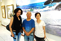 　曹楷智國外畫展策展人，更是重要的推手－遷居馬來西亞檳城的津沙女兒陳曉雲女士（圖左）。（圖：曹瑞芳提供）