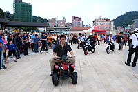 　環保局昨天下午在介壽澳口公園舉辦無車日活動，創新引進電動車體驗活動，最新的電動車連福澳坡都爬得上，打破大家對電動車沒力的印象。（圖／文：劉秋月）