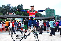 　單車特技大師蔣大程馬祖演出，自己玩出來的平衡特技，現在則全心推廣。（圖／文：劉秋月）