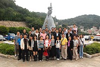 大陸廣東省台辦副主任張科昨天抵馬,在「人定勝天」前留影。(圖/文:邱竟瑋)