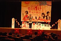 連江縣衛生局「愛前有一套,愛滋不報到」晚會昨晚在介壽堂登場,星光幫歌手吳忠明帶來第一首抒情歌曲。(圖/文:邱竟瑋)