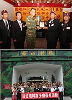 朱副指揮官致贈敬軍團馬防部紀念牌,並與防區官兵於勝利山莊前合影。(圖:鄺仲文/文:黃國真)