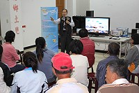 　連江縣政府免費贈送申請戶數位電視機上盒昨晚東莒場次發放作業啟動，台灣數位電視協會現場教授簡易安裝方式及諮詢服務。（圖／文：林冰芳）