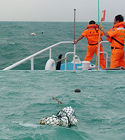 　為遏止對岸漁船越界，馬祖海巡隊冒著惡劣海象，在高登、鐵尖等島嶼周邊禁（限）制海域，執行大陸漁船佈放之定置漁網浮具上裝訂警告單，警惕大陸漁船莫越雷池一步。（圖：馬祖海巡隊提供）