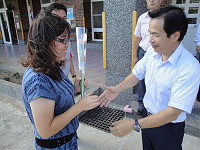 　教育局局長邱金寶代表縣長向北竿三校教師賀節。（圖：塘岐國小提供）