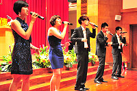 　今年度教師節表揚大會特別邀請到「爵諾人聲樂團」來馬演出，帶來的抒情、創新、精緻的純人聲音樂表演，讓全場是讚不絕口。（圖／文：曹重偉）