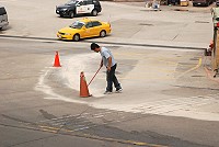 南竿福澳村復國路昨天上午再傳漏油汙染路面,警方與清潔人員出動處理。(圖/文:邱竟瑋)