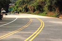 　南竿機場聯外道路雙黃線鬧雙胞，車輛不知遵循哪一條？交通局說：廠商正在處理，處理中才會出現這樣的現象。（圖／文：邱竟瑋）