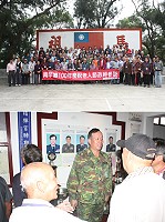 上圖:指揮官與參訪團合影。下圖:指揮官代表防區官兵歡迎參訪團蒞部。(文:黃國真/圖:朱育琳)